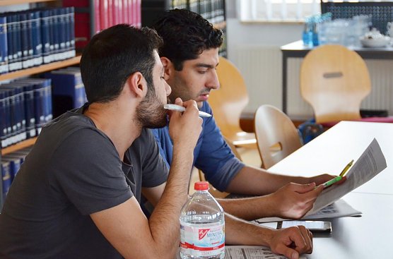Lernort Hochschulbibliothek � Die Teilnehmenden haben nicht nur Lehrveranstaltungen in den Seminarr&auml;umen, sondern erhalten auch in der Bibliothek mit den verschiedenen M&ouml;glichkeiten der Mediennutzung Unterricht (Foto: Tina Bergknapp)