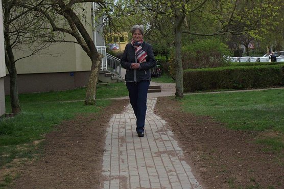 Wie unansehnliche Trampelpfade unb&uuml;rokratisch beseitigt und mit Gehwegen logisch verbunden werden k&ouml;nnen, zeigte die Wohnungsbaugenossenschaft (WBG) an der Ecke Hardenbergstra&szlig;e 49. Heute sieht das dort so aus (Foto: Kurt Frank)