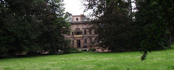Auf der Wiese vor der Villa soll ein modernes Vier-Sterne-Hotel  entstehen. Die Variante aus Glas w&uuml;rde die Optik des Parks total zerst&ouml;ren. (Foto: Kurt Frank)