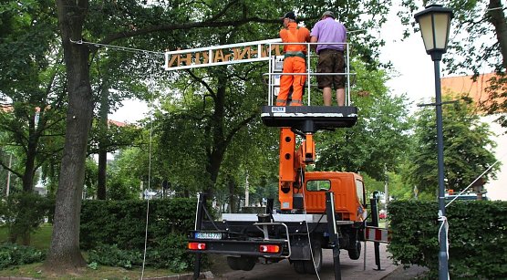 Vasko Jung vom Bauhof (links) und Jens-Uwe Bode vom Gartenamt beim Anbringen des Schildes (Foto: I. Bergmann, Stadt Nordhausen)