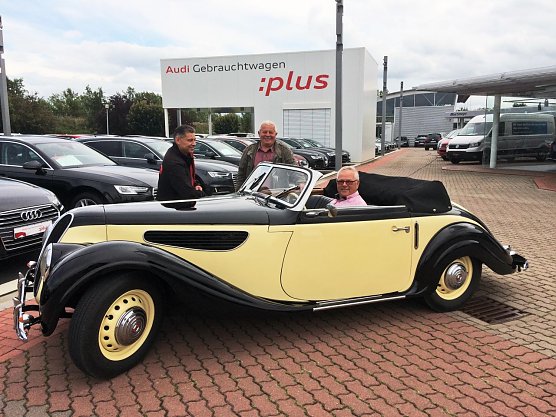 Herr Uwe Albertsmeyer hat schon einmal Platz genommen. Franz Fritjoff (links) und Hubert Rein vom Ost Klassiker Klub freuen sich auch schon auf die "Harzklassik" (Foto: Hubert W. Rein)