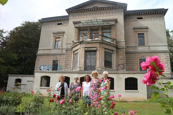 So spontan wie in Paris geht es in Nordhausen nicht ab, die Damen rund um Katrin Knabener (2 v.r.) bereiten das Fest vor (Foto: Angelo Glashagel)
