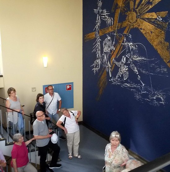 Stadtterrasse – Gipsrelief: Frau Kneffel erläutert das Kunstwerk von Manfred Kandt (Foto: E. Baars) Stadtterrasse – Gipsrelief: Frau Kneffel erläutert das Kunstwerk von Manfred Kandt (Foto: E. Baars)