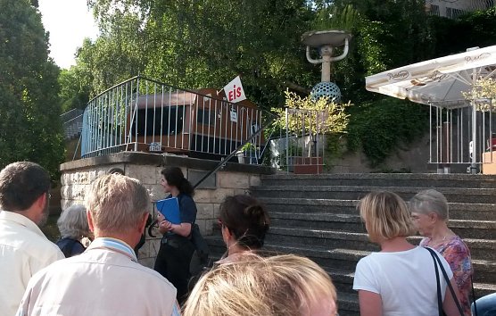 Dank an Herrn Erny auf den bauzeitlichen Stufen vor dem Blumenmädchen (Foto: E. Baars) Dank an Herrn Erny auf den bauzeitlichen Stufen vor dem Blumenmädchen (Foto: E. Baars)