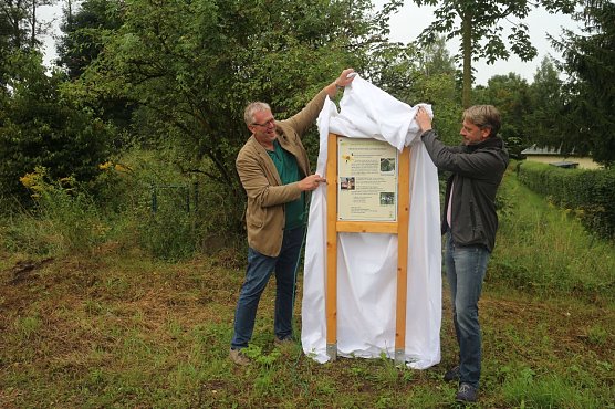 Hans-J&uuml;rgen Bednarzik und Stephan Klante er&ouml;ffneten den ersten Bienenlehrpfad Nordth&uuml;ringens (Foto: Angelo Glashagel)
