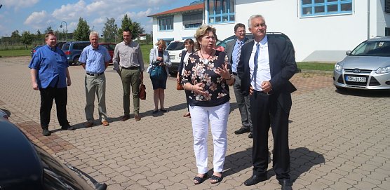 Gesch&auml;ftsf&uuml;hrerin Doris K&ouml;nig f&uuml;hrt den Bundestagsabgeordneten Steffen-Claudio Lemme &uuml;ber das Betriebsgel&auml;nde der Firma Henning (Foto: Angelo Glashagel)