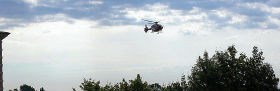 Polizeihubschauber bei der heutigen Absuche &uuml;ber dem Hohekreuz-Sportplatz (Foto: nnz.Leser)