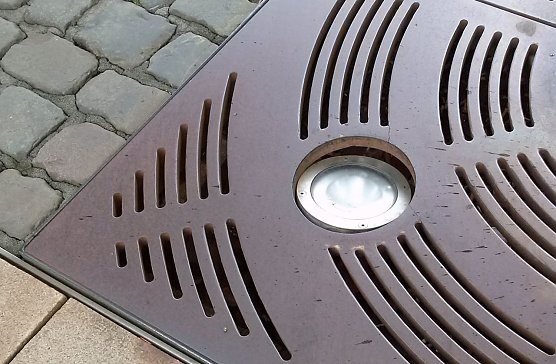 Kaputter Bodenstrahler auf dem Bahnhofsvorplatz (Foto: privat) Kaputter Bodenstrahler auf dem Bahnhofsvorplatz (Foto: privat)