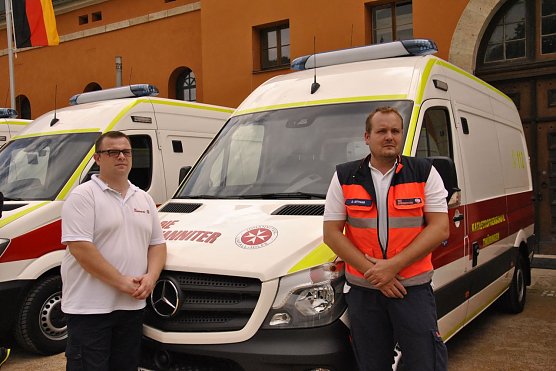 Neues Fahrzeug an die Nordh&auml;user JUH &uuml;bergebem (Foto: Johanniter Nordhausen)