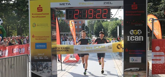 Als erste im Ziel: die Staffel "Slow Motion Group" aus Nordhausen (Foto: Angelo Glashagel)