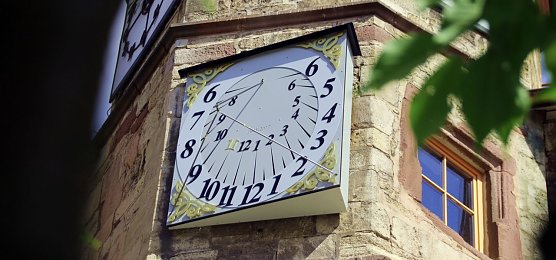 Auch die Sonnenuhr des Rathauses wurde gespendet (Foto: P. Grabe, Pressestelle)