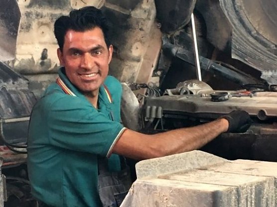 Mouthanna Al Jabawi bei der Firma Obermann (Foto: Arbeitsagentur)