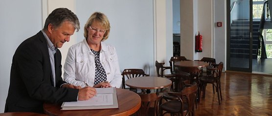 Ein Konzert f&uuml;r die SWG Mieter - Klaan und Klajner unterzeichnen Kooperation (Foto: Angelo Glashagel)