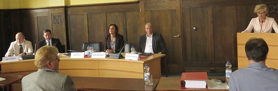 Blick aufs Podium (Foto: nnz)