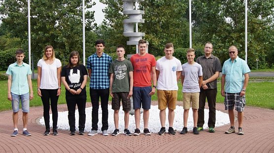 Acht neue Azubis begr&uuml;&szlig;te man Anfang August bei Feuer Powertrain (Foto: Feuer Powertrain)