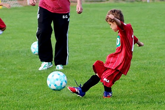 Erstes Spiel, erstes Tor - Salzas kleinste Kicker starteten in ihr Fu&szlig;ball-Leben (Foto: Klaus Pfand)