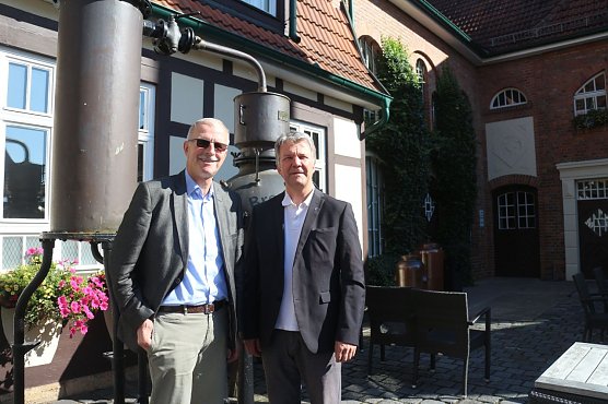 Hans-Jochen Einenckel und Theaterintendant Daniel Klajner stellten heute das neue St&uuml;ck "Veronica, der Schnaps ist da" vor (Foto: Angelo Glashagel)