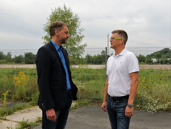 ei einem Vor-Ort-Termin Anfang August stimmten sich Harztor-B&uuml;rgermeister Stephan Klante und Andr&eacute; Materlik, Leiter des Knauf-Werks in Rottleberode, &uuml;ber die weitere Vorgehensweise ab (Foto: Regina Baudrexl)