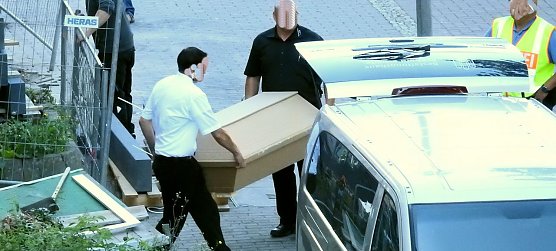 Gegen Mittag wurde der Leichnam aus dem Haus gebracht (Foto: privat)