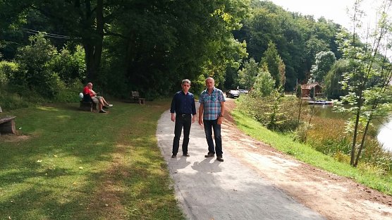 v.l.: Herr Erfurt und Herr Heinemann bei der &Uuml;bergabe des Gehweges am Neust&auml;dter Gondelteich (Foto: Gemeinde Neustadt)