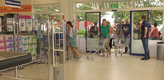 Rund 25 wollten am Vormittag zu den ersten K&auml;ufern geh&ouml;ren (Foto: nnz)