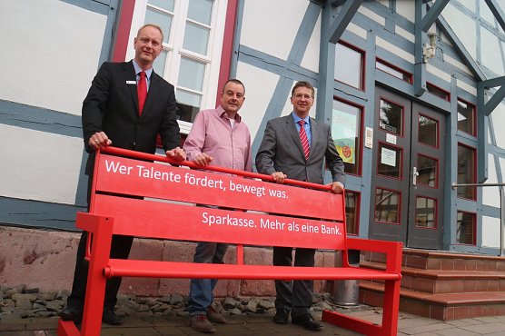 v.l.: Sebastian Gr&auml;ser, Holger Niebhagen und Thomas Seeber bei der &Uuml;bergabe der neuen B&auml;nke (Foto: Angelo Glashagel)