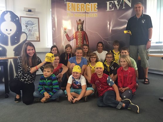 Caroline Schierholz von der EVN  (links) &uuml;bergibt die Badekappen an die jungen Wettkampfschwimmer (Foto: Energieversorgung Nordhausen)