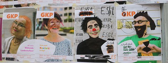 Kunst f&uuml;r alle! - beim diesj&auml;hrigen Kunstfest durfte man auch Wahlplakate verunstalten (Foto: Angelo Glashagel)