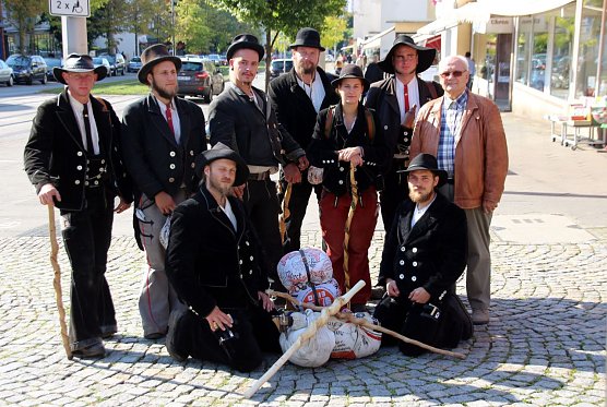 Wandergesellen am Nordh&auml;user Rathaus (Foto: Patrick Grabe, Pressestelle Stadt Nordhausen)