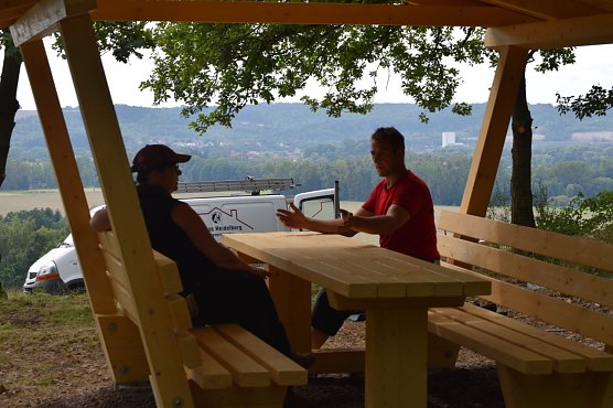 Am vergangenen Freitag konnten die Mitglieder des Heimat- und Kulturvereins S&uuml;lzhayn nach einj&auml;hriger Planungsphase am Steinkreuz in S&uuml;lzhayn eine Sitzbankgruppe mit herrlichem Ausblick feierlich einweihen.  (Foto: Petra Heydecke)