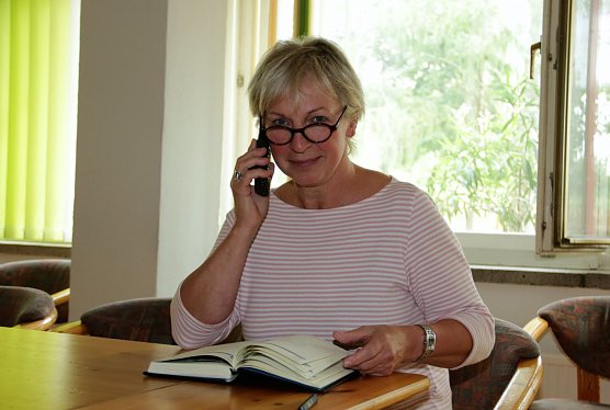 Das Telefon steht nur selten still: Bei Heike Ullrich laufen im Nordhaus die F&auml;den zusammen (Foto: SWG Nordhausen)
