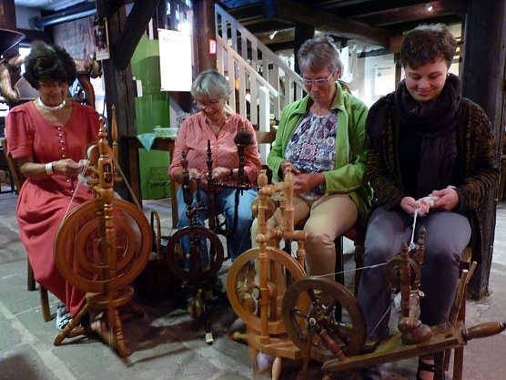 Spinnerinnen im Tabakspeicher (Foto: Jürgen Rennebach) Spinnerinnen im Tabakspeicher (Foto: Jürgen Rennebach)