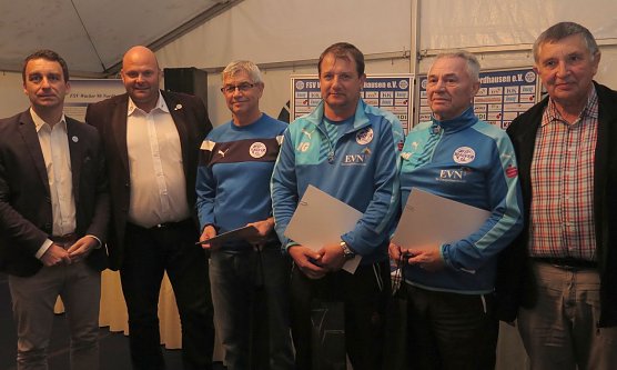 Die Geehrten in der Mitte: Uwe Nebelung, Ingo G&ouml;rke und Detlef Hoinkis (Foto: nnz)