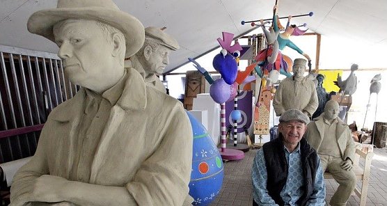 Arno Mester und seine Figuren (Foto: privat)