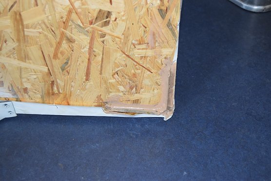 Unbekannte bringen Klingen an Wahlplakat an (Foto: Landespolizeiinspektion Nordhausen) Unbekannte bringen Klingen an Wahlplakat an (Foto: Landespolizeiinspektion Nordhausen)