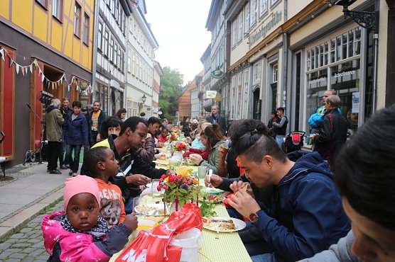 Essen der Kulturen in der Kurzen Meile (Foto: Angelo Glashagel) Essen der Kulturen in der Kurzen Meile (Foto: Angelo Glashagel)