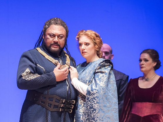 Othello auf der Bühne und im Gespräch (Foto: Roland Obst) Othello auf der Bühne und im Gespräch (Foto: Roland Obst)