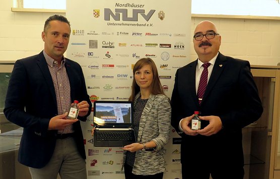 v.l.: Niels Neu, Claudia Rheinl&auml;nder (beide Nordth&uuml;ringer Unternehmerverband) du Herrn Robert Becke (Nordbrand Nordhausen) (Foto: Nordh&auml;user Unternehmerverband)