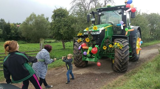 Mit vereinten Kr&auml;ften soll der Traktor gezogen werden. (Foto: privat)