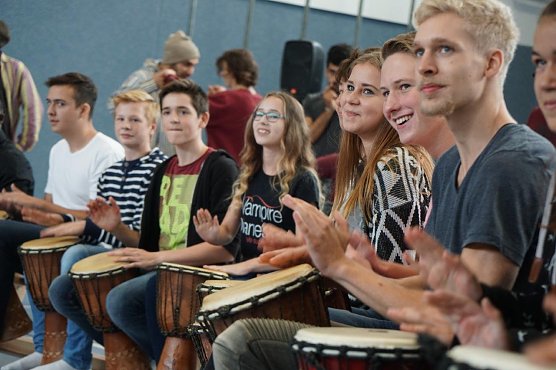 Teilnehmer des Trommelworkshops pr&auml;sentieren ihre Lieder.  (Foto: Susanne Schedwill)