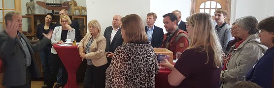 Emotional erl&auml;utert Ren&egrave; K&uuml;bler die Notwendigkeit der Fusion (Foto: nnz)