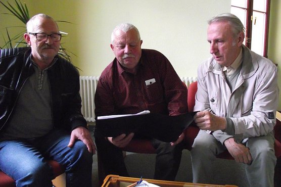 Expertenrunde, von links: J&uuml;rgen Wolter, Hubert Rein, Hans-J&uuml;rgen Gr&ouml;nke. Sie pl&auml;dieren f&uuml;r eine Renaissance der Dorfchroniken (Foto: Kurt Frank)