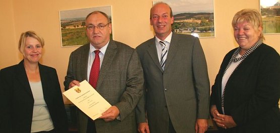 Urkunde erhalten (Foto: Piper/pln)