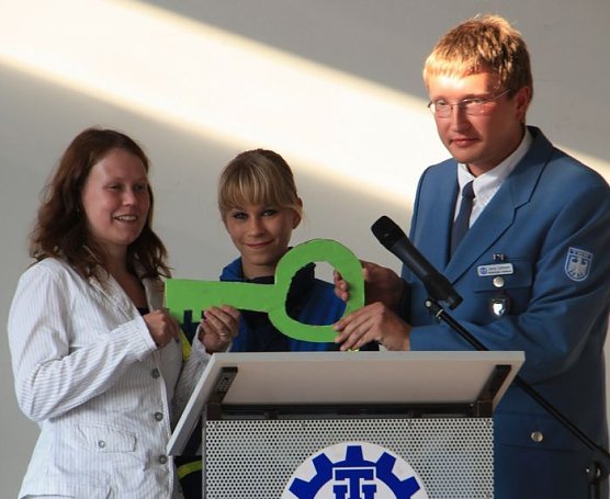 &Uuml;bergabe (Foto: THW)