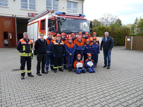 Ausr&uuml;stung der Jugendfeuerwehr Mitte erg&auml;nzt (Foto: Stefan Sch&ouml;nemann)