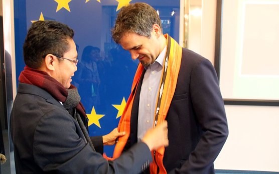 Schal &uuml;berreicht (Foto: P. Grabe, Pressestelle)