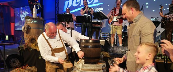Bieranstich zum Oktober-Geburtstagsfest (Foto: nnz)
