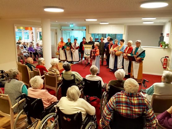 Die Trachtengruppe zu Besuch im Sonnenhof (Foto: Seniorenpflegeheim Sonnehof)