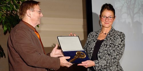 Schl&uuml;ssel &uuml;bergeben (Foto: nnz)