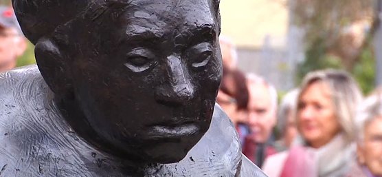 Luther-Denkmal vor der Blasii-Kirche eingeweiht (Foto: Angelo Glashagel) Luther-Denkmal vor der Blasii-Kirche eingeweiht (Foto: Angelo Glashagel)